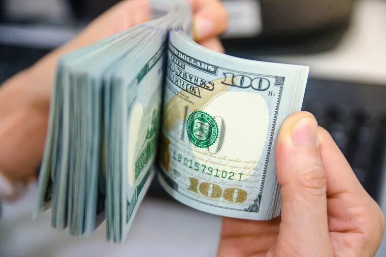 EL DÓLAR OFICIAL SUBE LEVEMENTE PERO SIGUE POR DEBAJO DE LOS $1.400 Y LEJOS DEL TECHO DE LA BANDA CAMBIARIA
