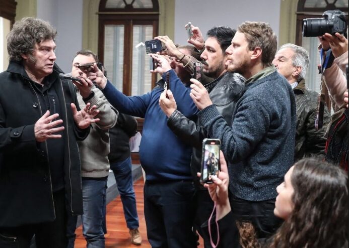 Milei restringe el ingreso de la prensa a Casa Rosada en medio de acusaciones de “espionaje ilegal”