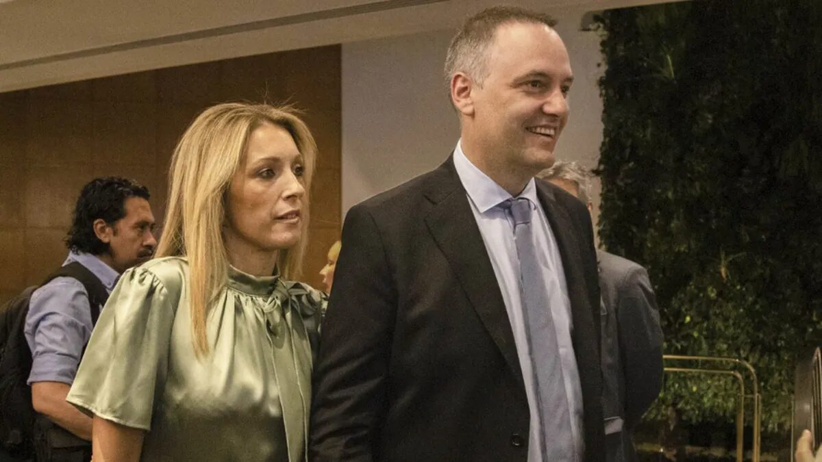 Piden archivar la causa contra Manuel Adorni por el viaje de su esposa en el Tango 01