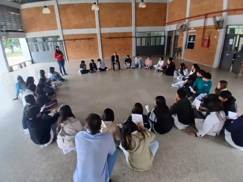 “Basta de pantallas”: una escuela de Colonia Elisa prohibió los celulares por problemas de aprendizaje y ciberacoso