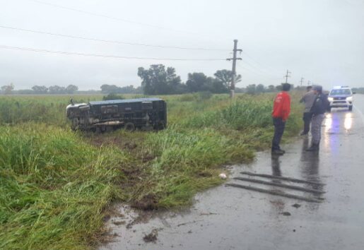 Volcó un camión en la Ruta 16 en Chaco: dos ocupantes resultaron ilesos tras perder el control del vehículo
