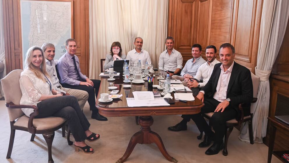 El Gobierno reprogramó la mesa política y busca ordenar su estrategia legislativa mientras redefine su vocería