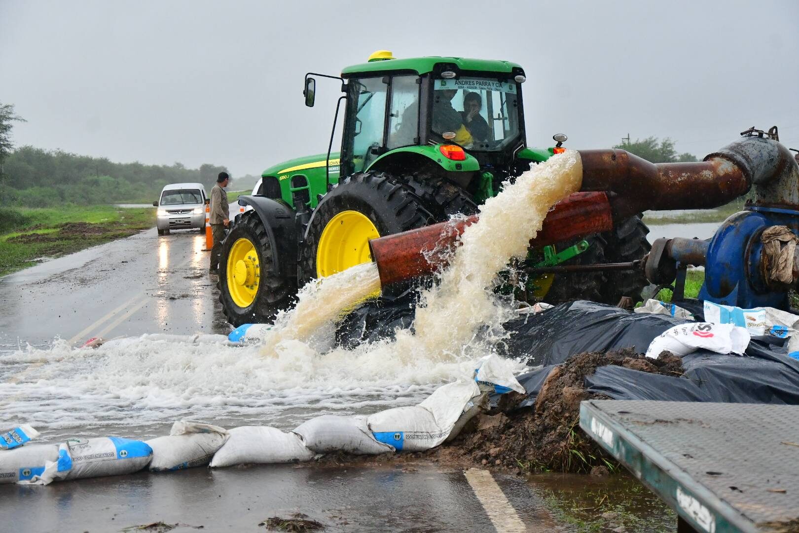 En Castelli refuerzan el operativo contra las inundaciones con una bomba de alto caudal