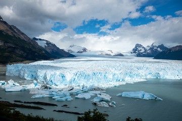 El Gobierno promulgó la reforma de la Ley de Glaciares y habilita mayor margen para la actividad productiva