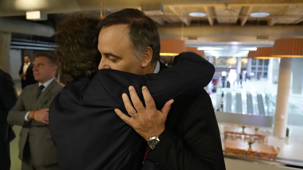 Adorni celebró el fallo por el avión presidencial y Milei lo respaldó con un mensaje en redes