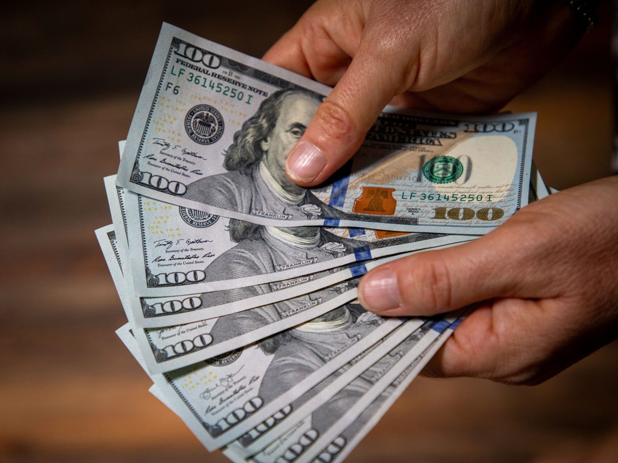 Dólar hoy: el blue abre en alza y se mueve en torno a los $1.420