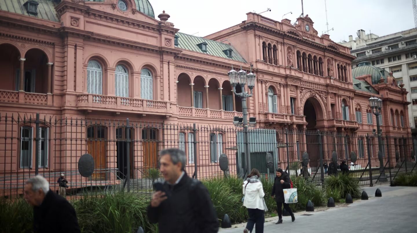 Presentan un amparo judicial para restituir el acceso de periodistas acreditados a la Casa Rosada