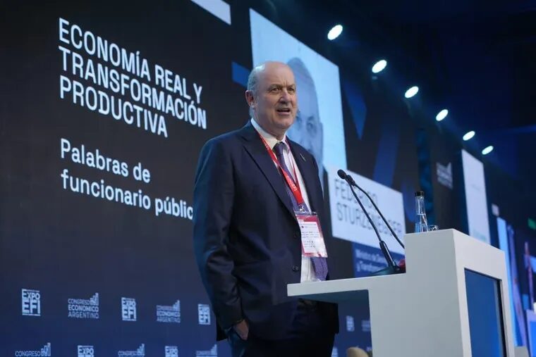 Federico Sturzenegger cuestionó a quienes “sienten que la economía está mal” y anunció seis reformas clave