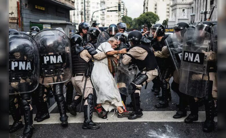 Una foto sobre la represión a la protesta en la Argentina de Milei ganó el World Press Photo