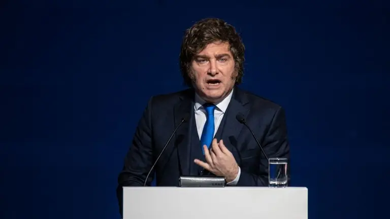 Javier Milei reafirma el rumbo económico: “La motosierra no se detiene” en medio de tensiones por inflación y caída de la actividad