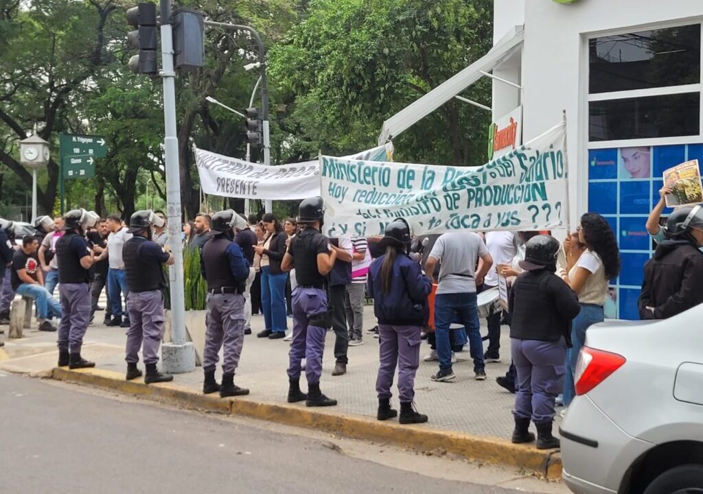 Fallo judicial ignorado y cuatro meses de conflicto: crece el reclamo de trabajadores de Producción en Chaco