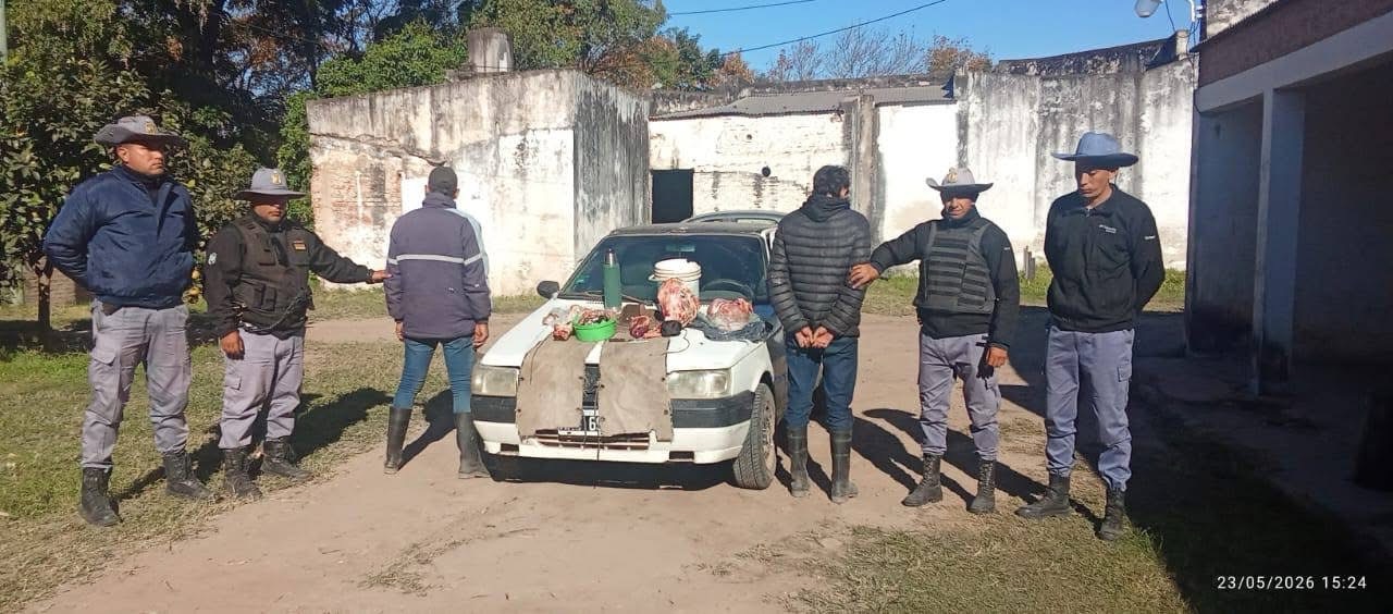 Detuvieron a dos hombres con restos de un animal robado y armas en Colonia Elisa