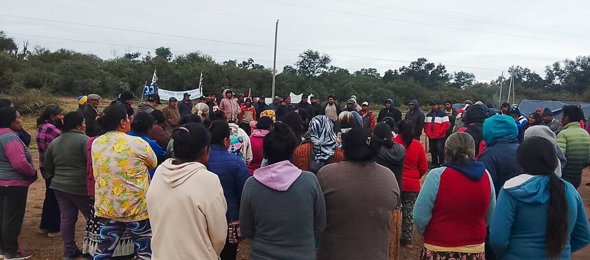 Comunidades wichí mantienen un acampe en Misión Nueva Pompeya y denuncian hambre, falta de atención médica y avance del desmonte
