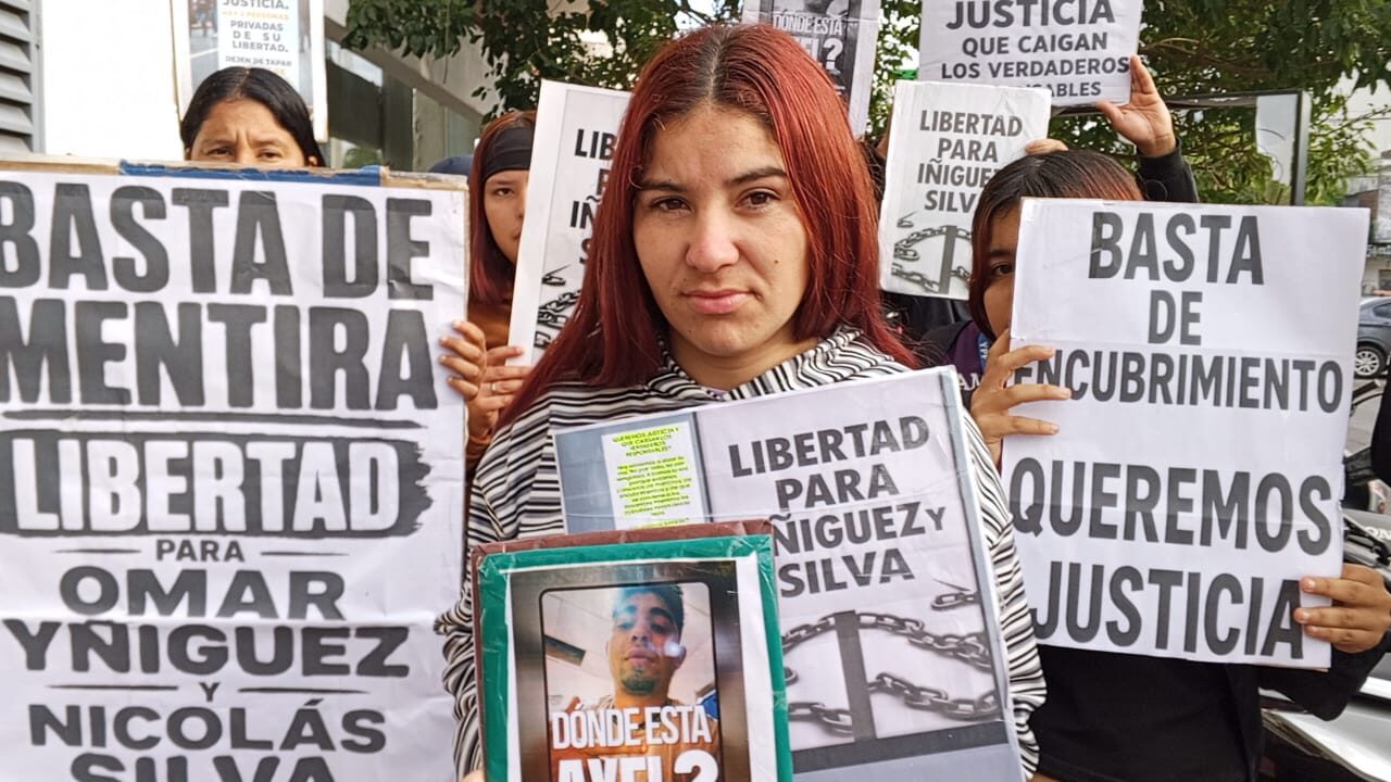 «Basta de perejiles»: Familiares de los únicos detenidos por el caso Axel González se manifestaron frente a la Fiscalía exigiendo libertad