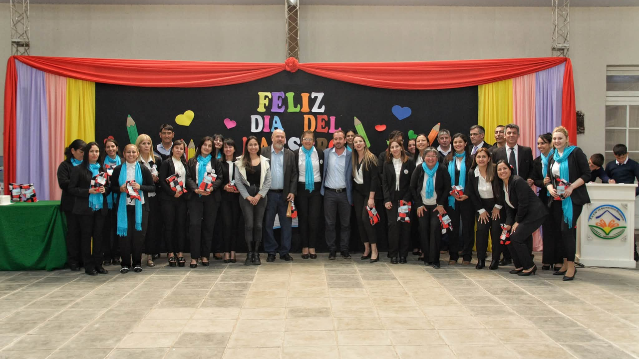 Javier Martínez acompañó en Colonia Benítez la celebración por el Día del Maestro