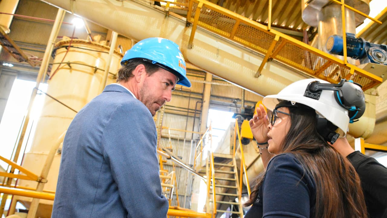 Javier Martínez visitó Insuga Chaco y destacó el aporte de la industria al empleo local